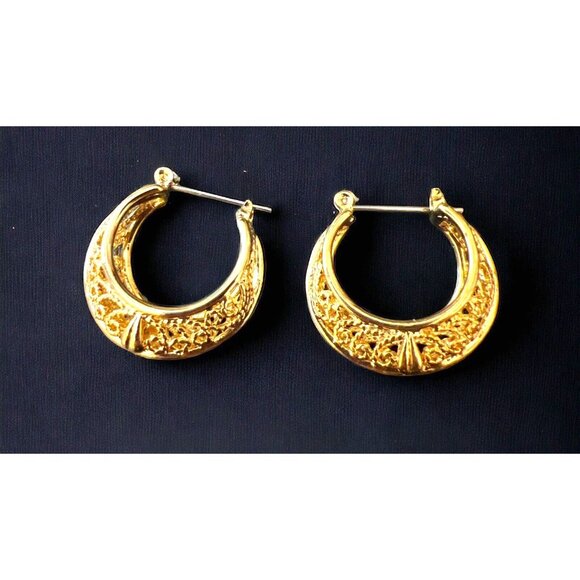 Very Pretty Gold Textuted Hoop Earrings - Picture 1 of 5